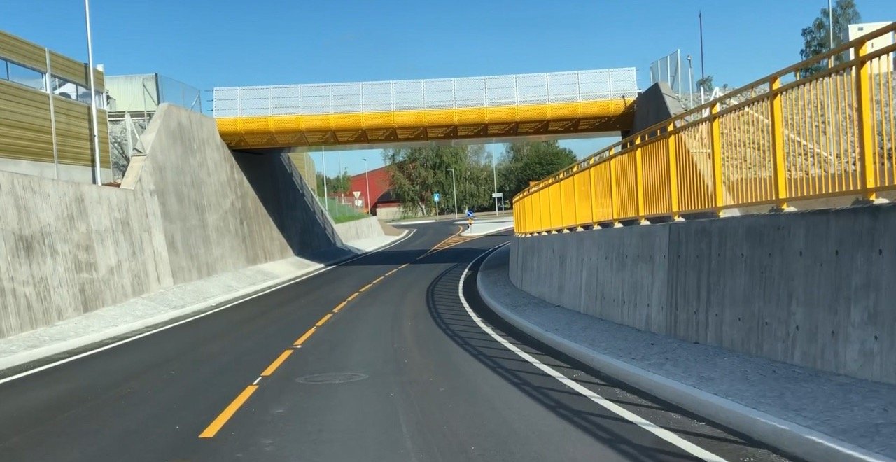 Jernbanebro over vei