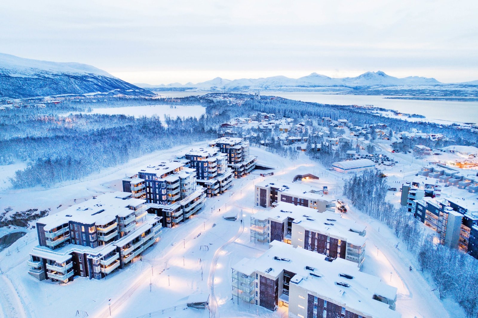 Boligblokker i snølandskap