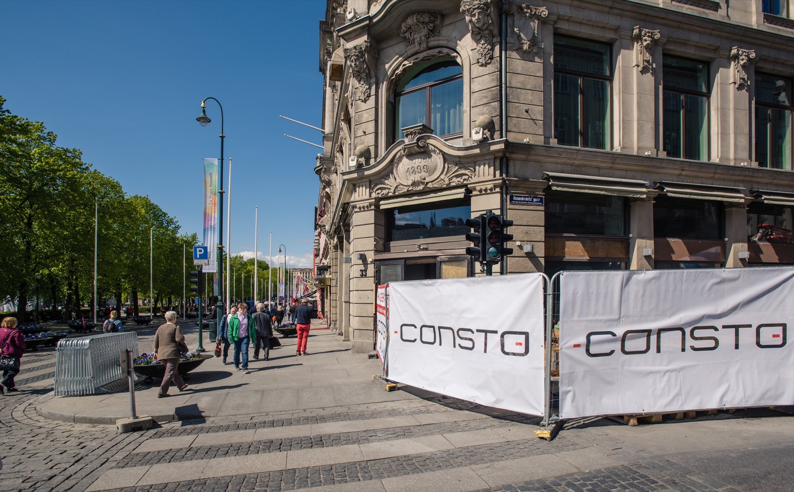 Bygård under rehabilitering med Consto-banner