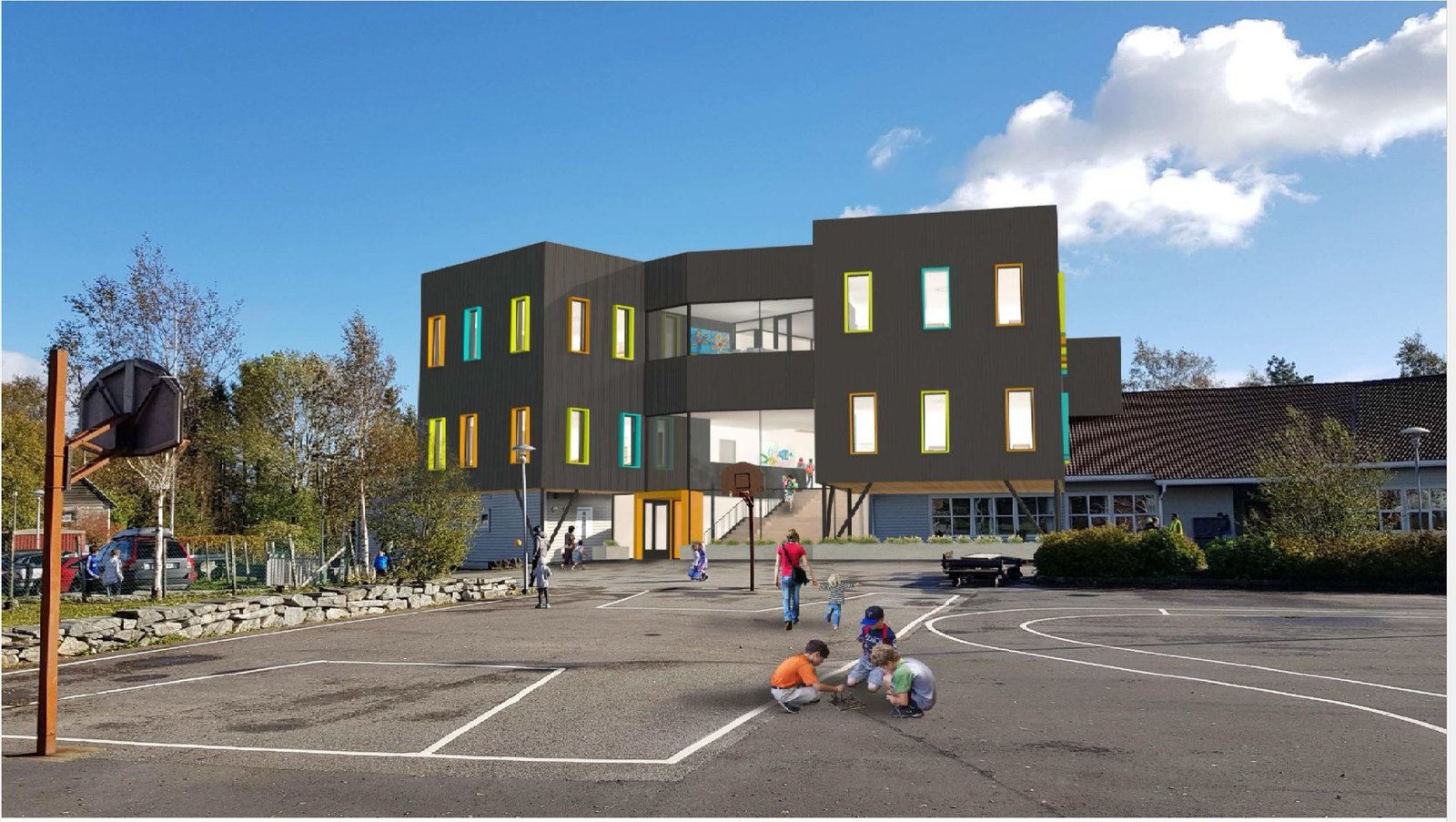 Skolebygg med fargerike vinduer
